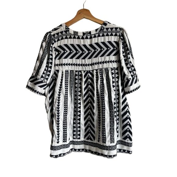 Old Navy Aztec V Neck Top - Picture 3 of 10